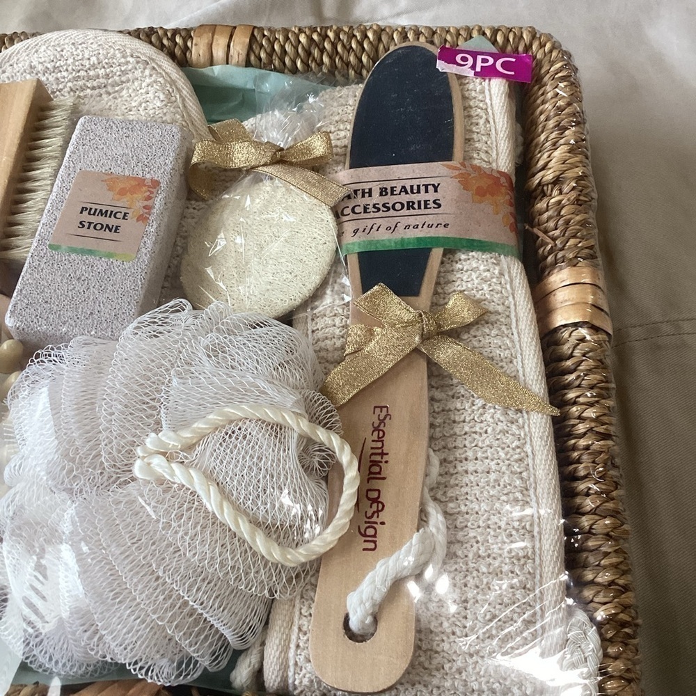Essential Design Luxury Bath & Spa Gift Basket Set with Wood Massager nail brush - Picture 6 of 8